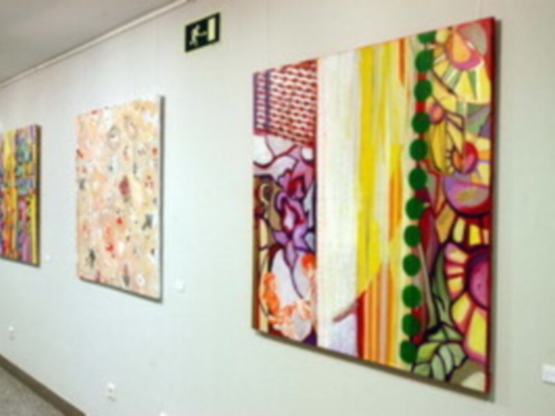 Exposición de arte abstracto en un corredor de galería.