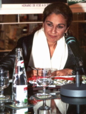 Lolita se marcha a América en medio de la tempestad desatada por El Junco y su pasión por Lola Flores