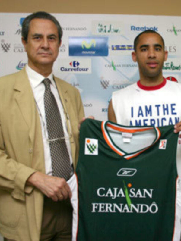 Carlos Cherry posa con la camiseta del equipo que le hace sentir orgulloso de llevarla