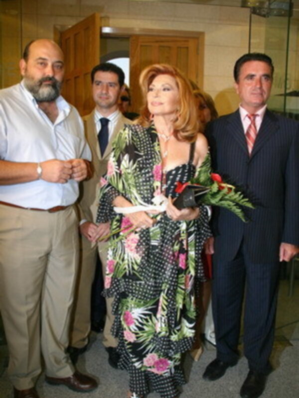 Rocio Jurado con Ortega Cano y alcalde de Chipiona Manuel Garcia