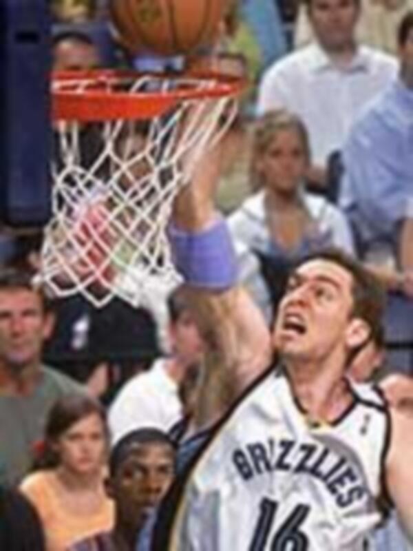 Un jugador de baloncesto en acción, levantando el balón para un tiro libre durante un partido de la NBA. El jugador lleva el número 16 y es parte de la franquicia de los Grizzlies. La escena se desarrolla en un estadio lleno de espectadores.