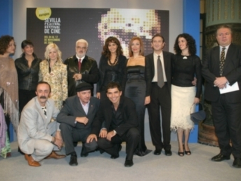 Participantes del Festival de Cine de Sevilla posando para una foto oficial en la alfombra roja.