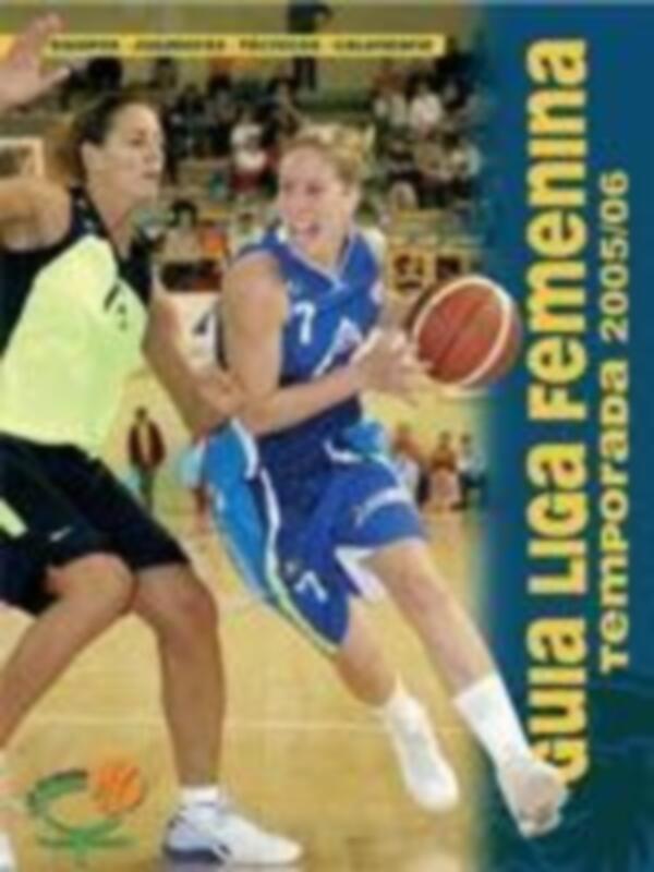 Una imagen de una jugadora de baloncesto femenino en acción durante un partido de la Liga Femenina de 2004/05, con el nombre de la competición y el año en la parte inferior de la imagen.