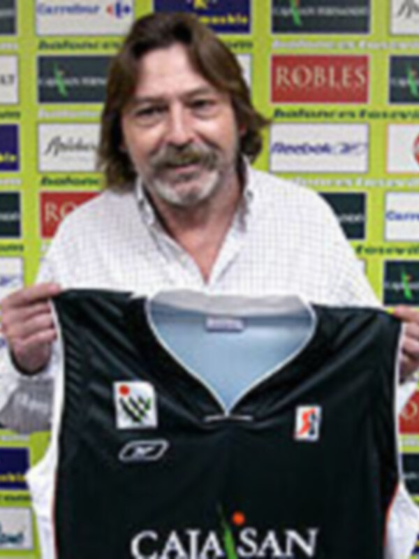 Entrenador con camiseta de fútbol en un evento promocional.