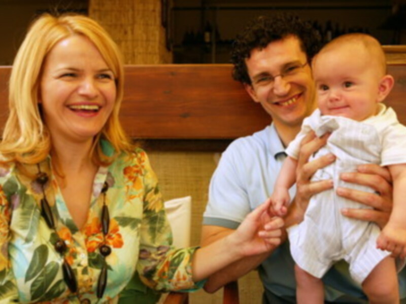 Una familia sonríe y disfruta de un momento juntos en un ambiente acogedor.
