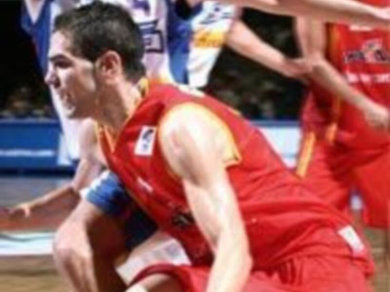 Jugador de baloncesto en acción durante un partido, vestido con la camiseta de España.