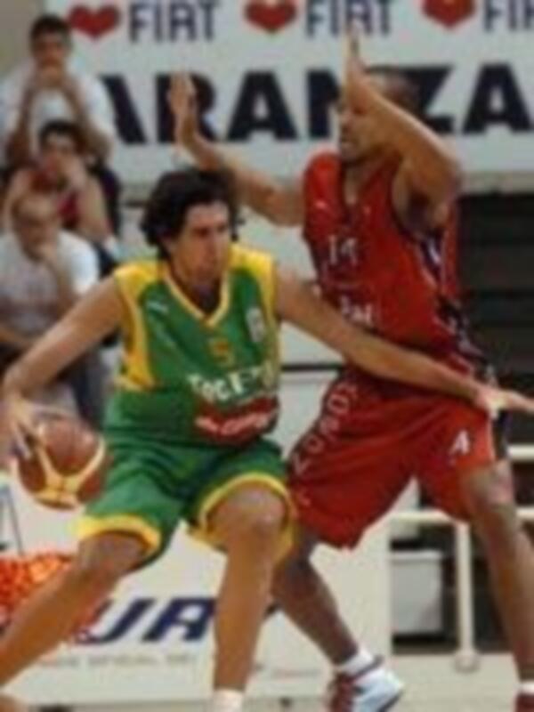 Juego de baloncesto en el que un jugador con camiseta verde y otro con camiseta roja están en acción, con el logo de Fiat visible en el fondo.