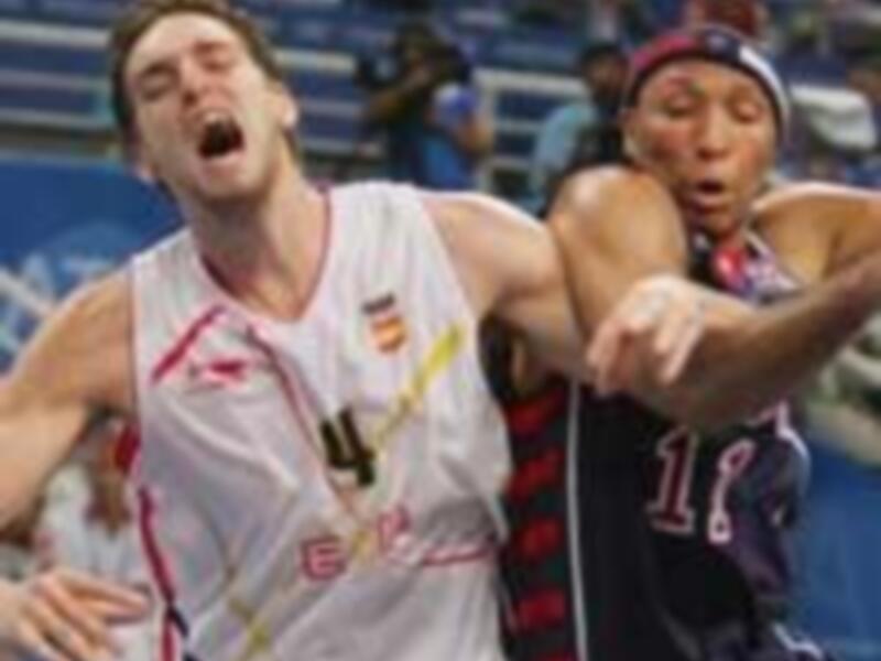 Jugador de baloncesto celebrando después de un tiro en un partido de competición.