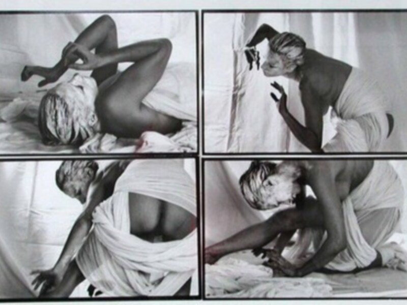 Serie de imágenes en blanco y negro que muestran a una figura femenina envuelta en tela, posando de manera artística y expresiva.
