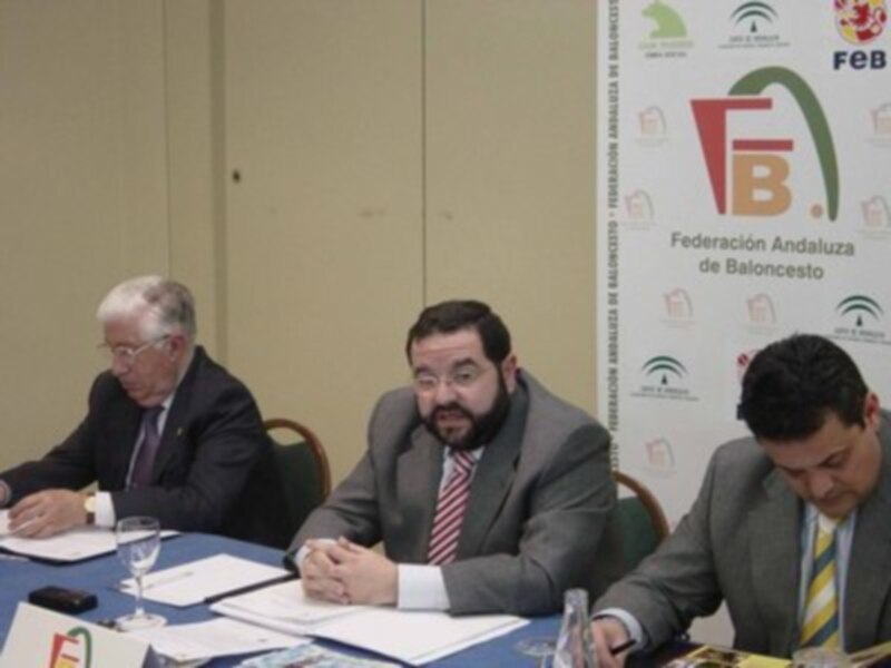 Reunión de la Federación Andaluza de Baloncesto en una sala de conferencias.