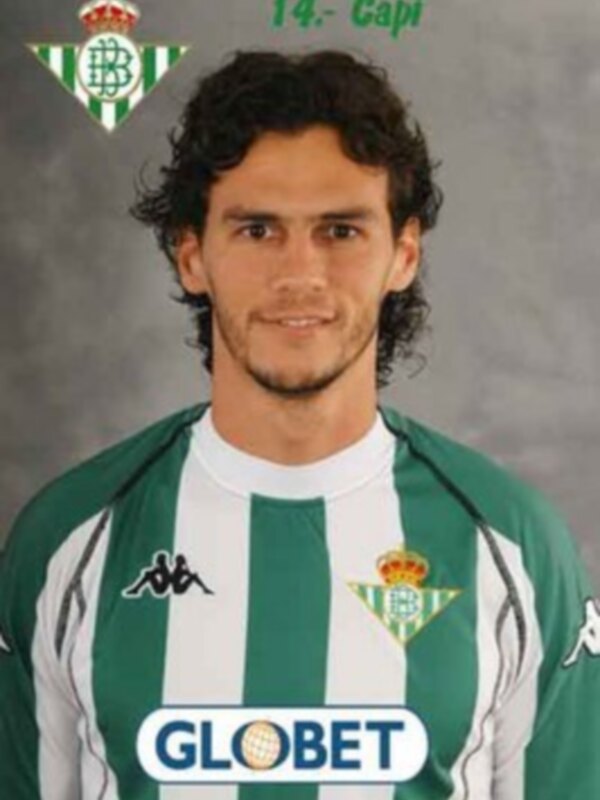 Jugador del Real Betis Balompié con el número 14 y el patrocinio de Globetbet en la camiseta.