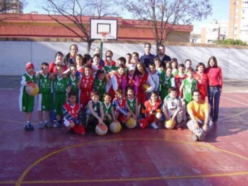 Equipo de baloncesto infantil posando en el campo de juego.