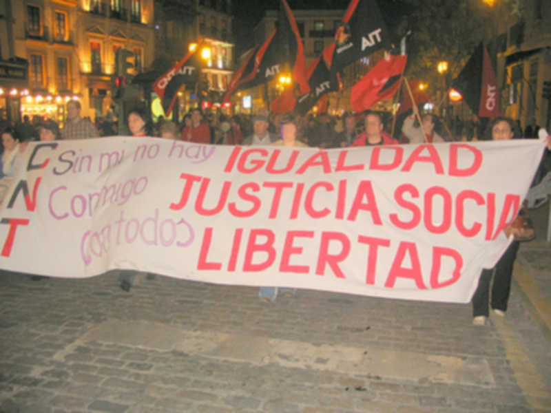 Manifestación por la igualdad y la libertad social en la noche.