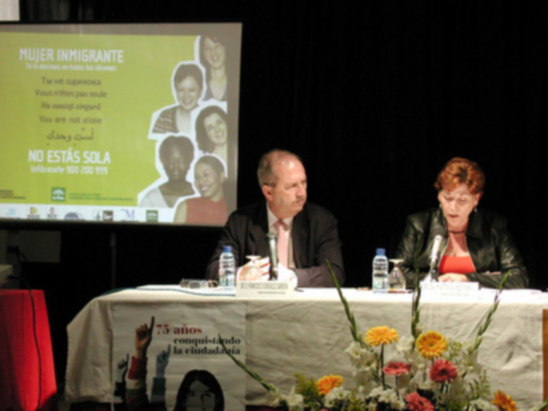 Conferencia sobre empoderamiento de las mujeres inmigrantes en un evento conmemorativo de 75 años de ciudadanía.