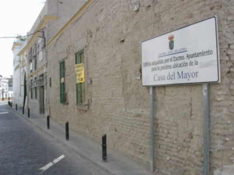 Casa del Mayor, ubicada en la calle del mismo nombre, con una señalización que indica su ubicación y pertenencia al Ayuntamiento de la localidad.