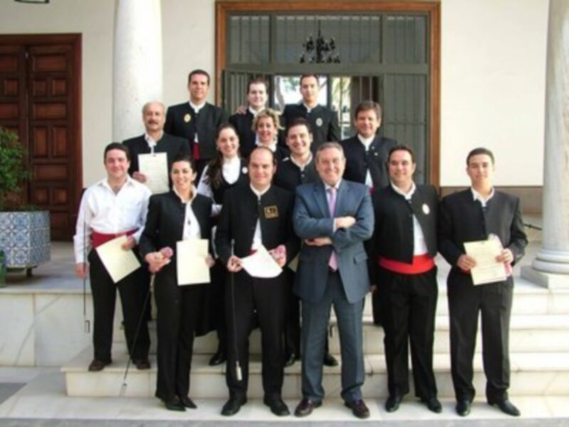 Grado de honorados en una ceremonia de graduación en un edificio clásico.
