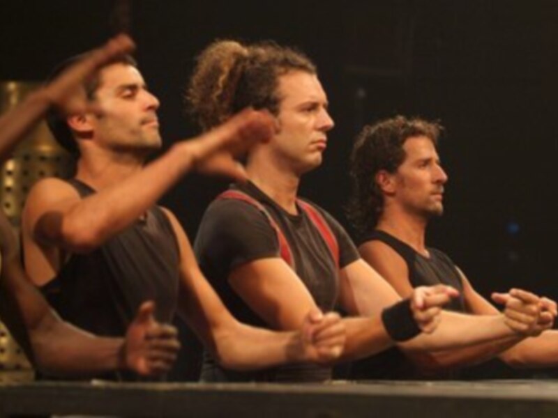 Actores en escena, expresivos y unidos en una representación teatral.