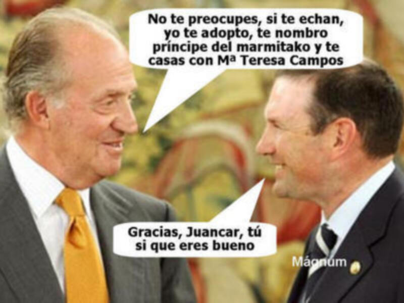 Dos hombres en traje intercambian halagos y bromas en un ambiente formal, con un fondo borroso que sugiere un evento público.
