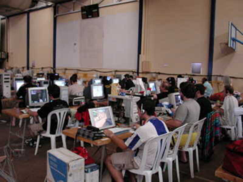 Gente trabajando en computadoras en un espacio amplio y bien iluminado, probablemente en un taller o laboratorio de informática.
