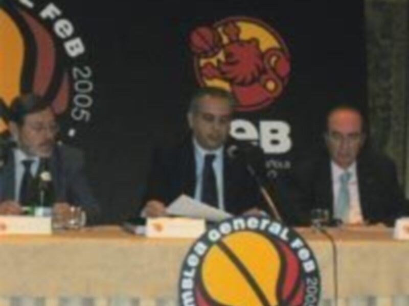 Conferencia de prensa de la Federación Española de Baloncesto (FEB) en 2005, con representantes de la organización y medios de comunicación.