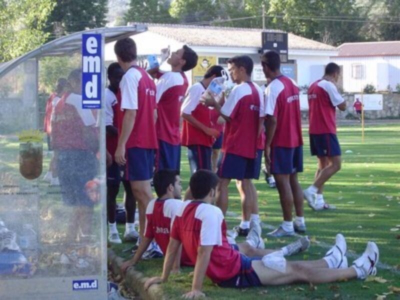 Equipo de fútbol en una reunión de entrenamiento al aire libre.