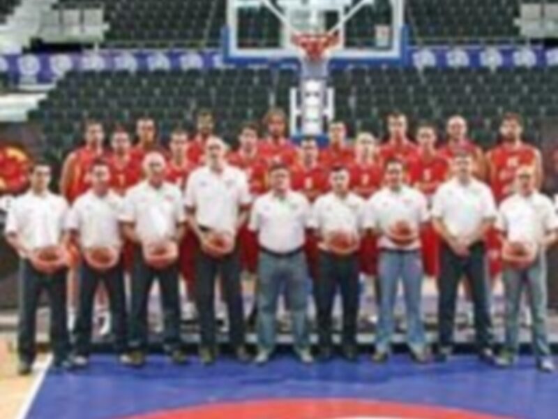 Equipo de fútbol de fútbol americano posando para una foto en un estadio de fútbol americano.