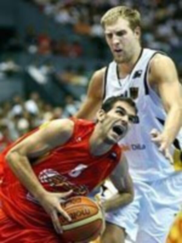 Dos jugadores de baloncesto en acción durante un partido, uno con el número 4 y el otro con el número 10, ambos con camisetas rojas y blancas respectivamente.