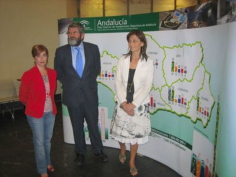 Presentación en Andalucía sobre el Plan de Inclusión Digital, con representantes del gobierno y una exposición regional.