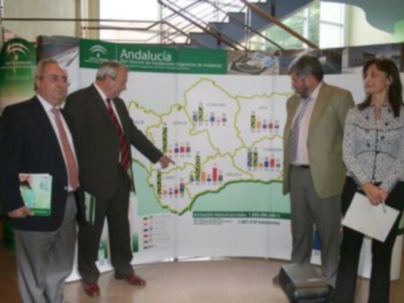 Presentación de datos sobre infraestructuras ferroviarias en Andalucía.