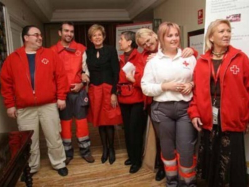 Voluntarios de Cruz Roja posando juntos en una reunión de trabajo.
