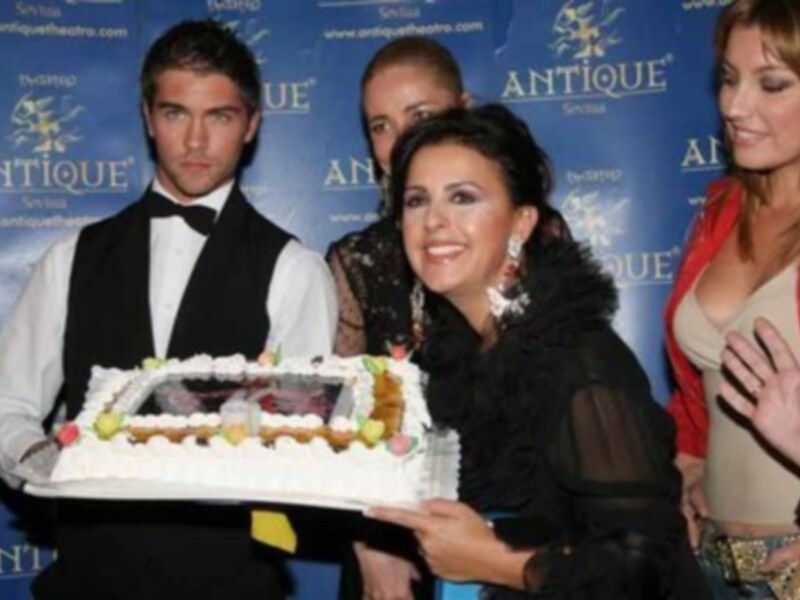 Celebración con pastel en evento de 'Antique'.