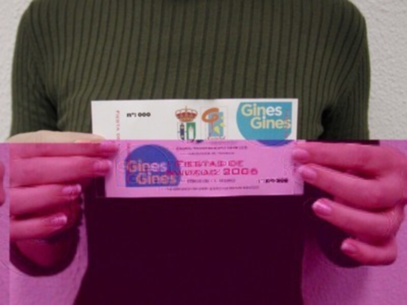 Persona sosteniendo un billete de lotería 'Gines Gines' de 2006.