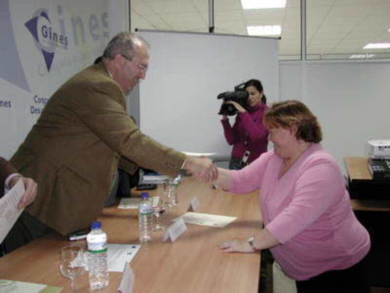 Persona emitiendo su voto en una mesa electoral.