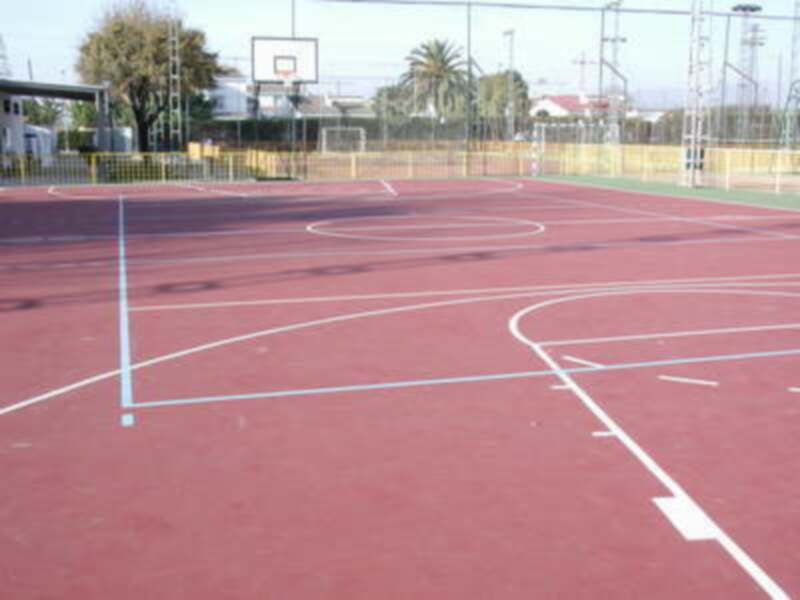 Concluyen los trabajos de renovación de una de las pistas de baloncesto del Polideportivo Municipal de Gines