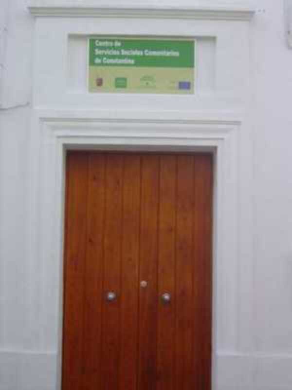 Puerta de madera con cartel que dice 'Centro de Servicios Sociales Comunitarios de Comunidad'