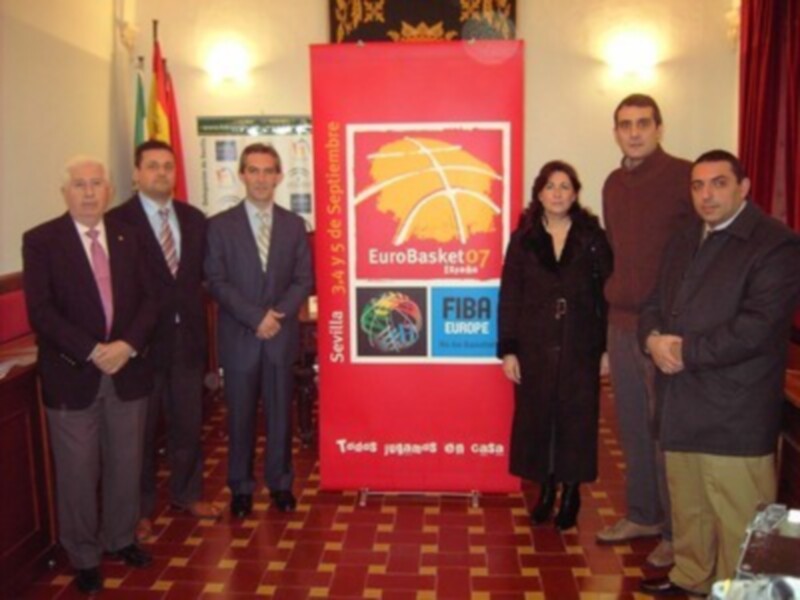 Presentación de EuroBasket 2007 en Sevilla, con representantes oficiales y banner promocional.