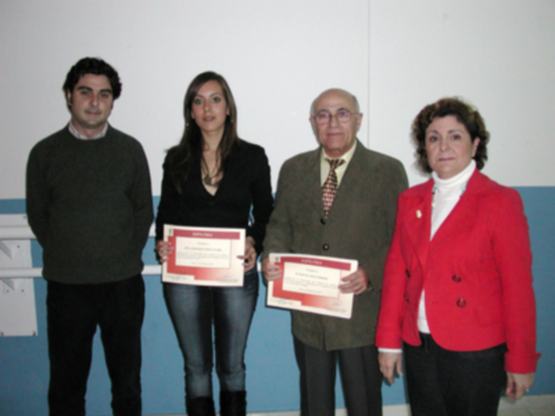 Premiación de estudiantes con certificados en una ceremonia formal.