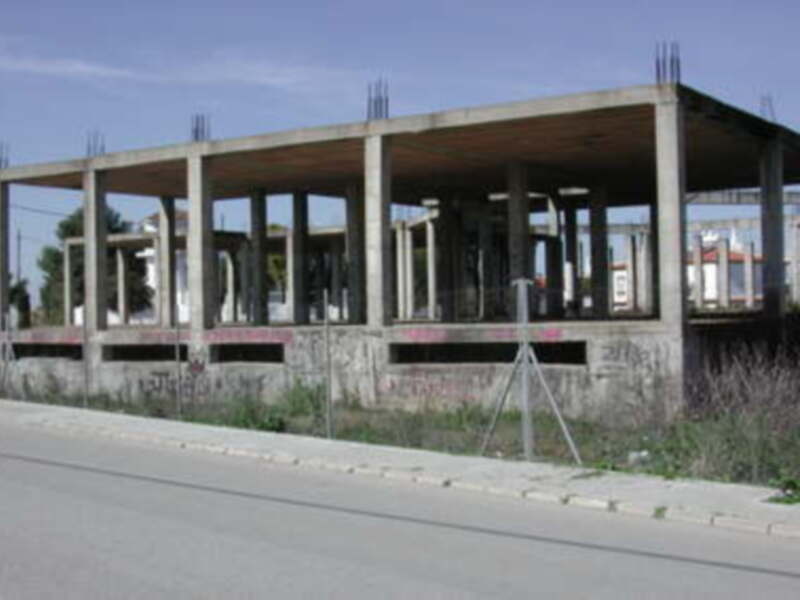 Construcción de estructuras de hormigón en un sitio urbano en desarrollo.
