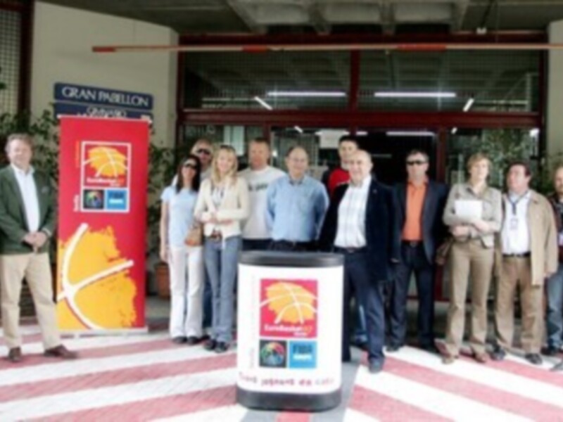 Grup de persones posant per una foto davant l'entrada del Gran Pavelló de la Fira de Barcelona.