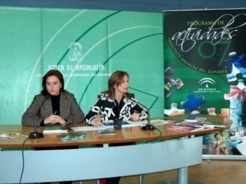 Conferencia de prensa en la Junta de Andalucía, destacando el Programa de Actividades Deportivas.