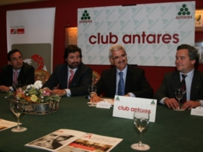 Conferencia en el Club Antaeres con representantes de la industria.