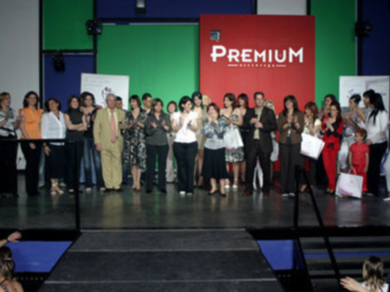 Grupo de personas celebrando en un evento en el escenario de 'Premium'.