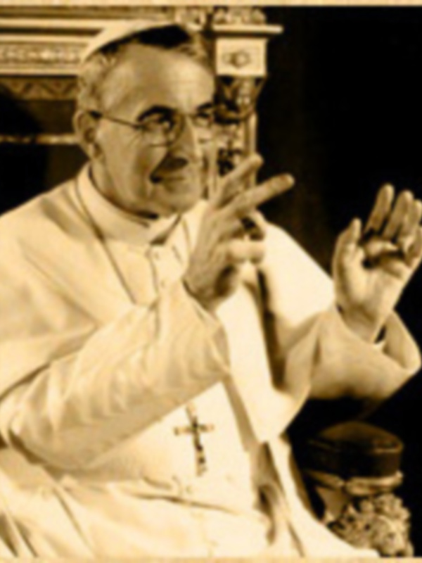 Imponente retrato de un sacerdote con vestimenta clerical, gestos de enseñanza y un fondo sutilmente iluminado.
