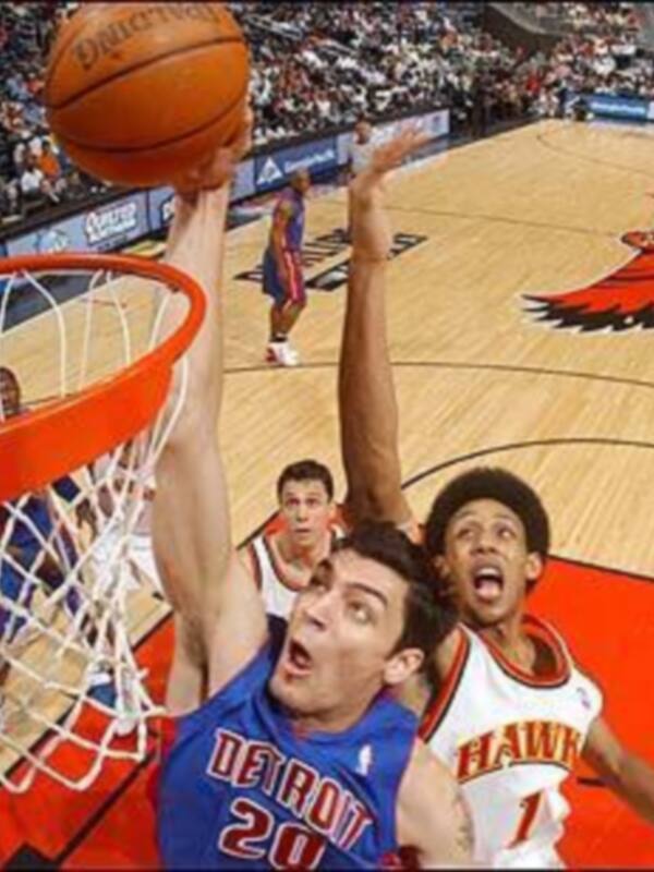 Un jugador de baloncesto en acción durante un partido, con un balón en la mano y otro jugando en el fondo. El jugador está cerca del aro, con una postura de ataque.