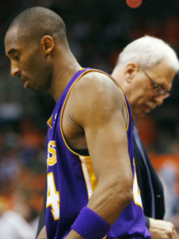 Jugador de baloncesto en uniforme de los Lakers durante un partido.