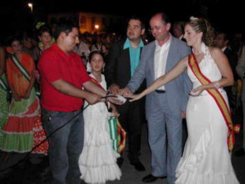 Fiesta tradicional con vestimenta típica y danzas en una celebración nocturna.