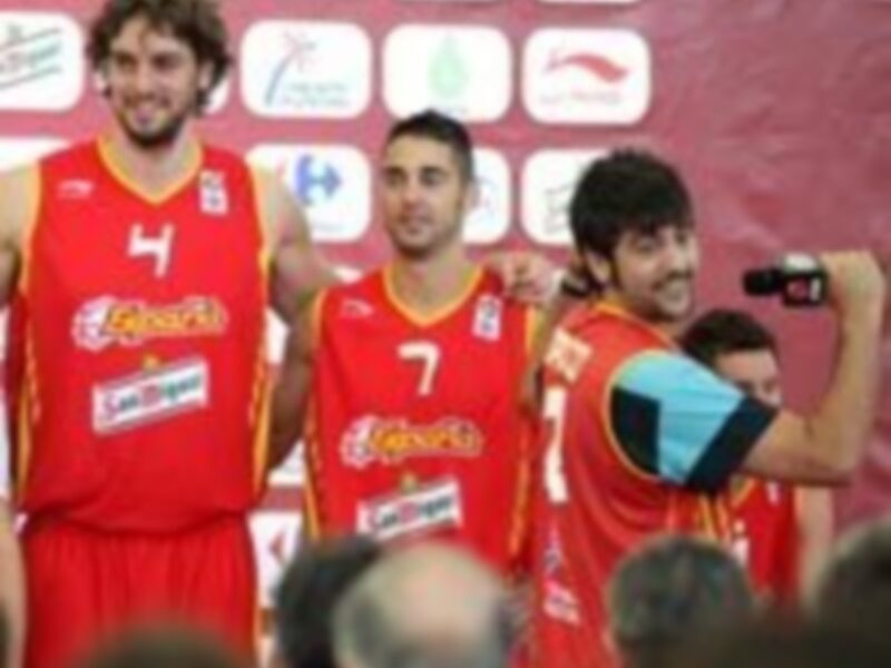 Equipo de baloncesto celebrando en un evento deportivo con el número 7 destacado.