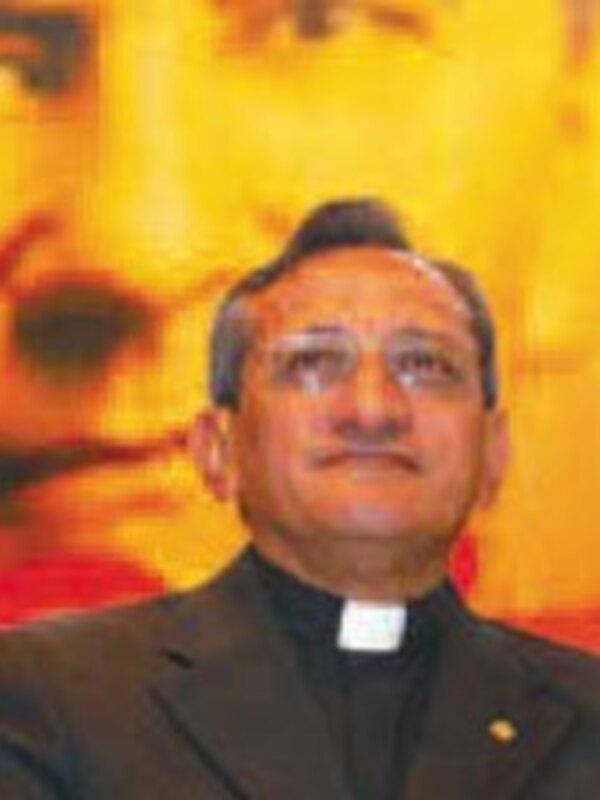 Retrato de un sacerdote con fondo de imagen de un rostro iluminado.