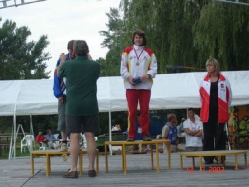 Persona en el podio con medalla, foto tomada por espectador en un evento deportivo, 14 de julio de 2007.