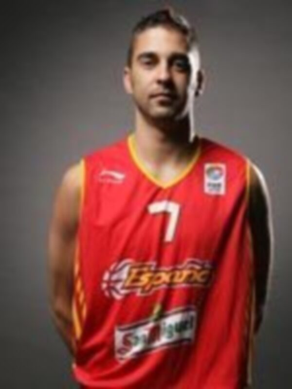 Jugador de baloncesto en uniforme rojo con el número 7 y el logo de la selección española.